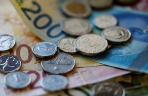 Israel’s shekel falls as judicial showdown looms