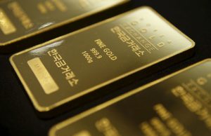 Gold prices rise as dollar comes off six-mth peak, but outlook dim