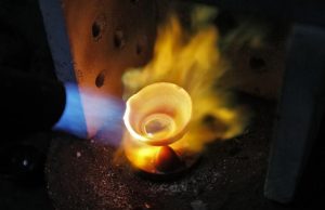 Gold tests $2,000 as Middle East concerns offset rate hike jitters