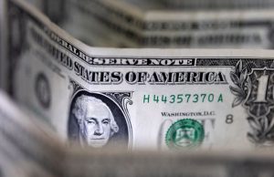 Dollar stabilizes at low levels; PCE data could determine future direction