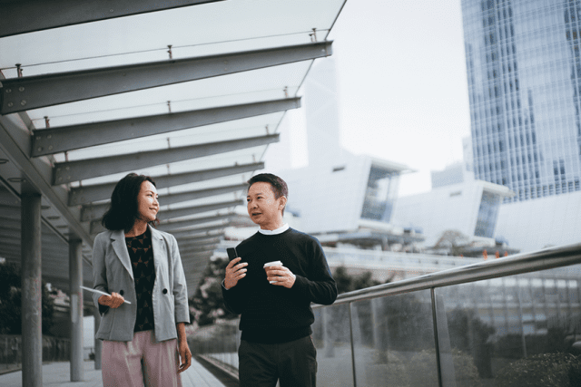 63f4a30e70bd-chinese-people-talking