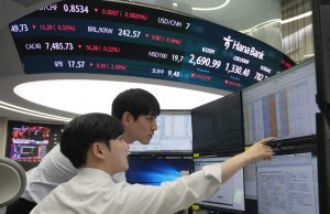 Asian stocks trade mixed, dollar gains ahead of Powell’s speech