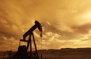 Oil Prices Rise 2% After U.S. Crude Stockpiles Fall, Ukraine Peace Talks in Spotlight