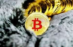 Bitcoin Slips Below $112K Ahead of Key U.S. Economic Reports