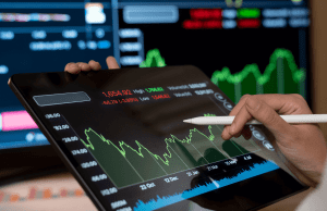 Asia Stocks Mixed: Trump Visa Order Hits India Tech, Japan Near Record Highs on BOJ