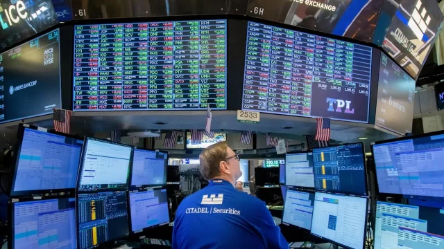 nyse-trader-looking-at-stock-screens
