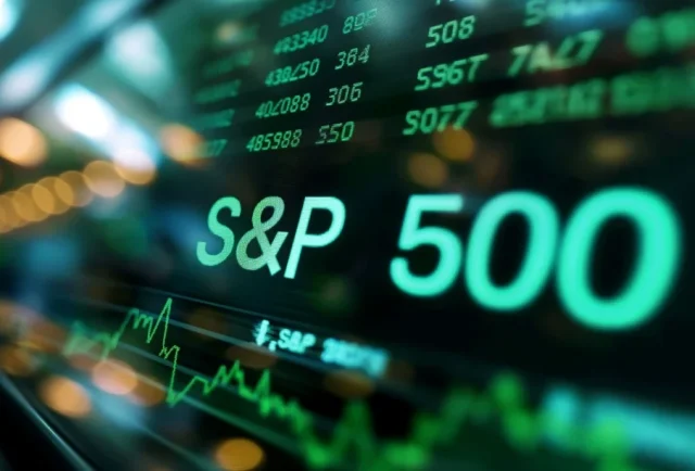 s-p-500-index-showing-computer-screen-with-financial-data-background-905x613