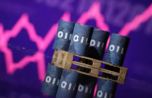 Oil Prices Fall on Gaza Ceasefire Progress and Rising U.S. Inventories