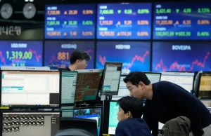 Asian Stocks Rise on Powell’s Dovish Tone as Trade Tensions Cap Gains