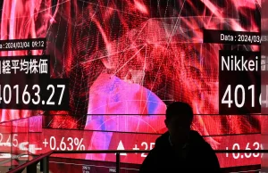 Asian Stocks Drop as Gold Hits Record High Amid Banking Fears