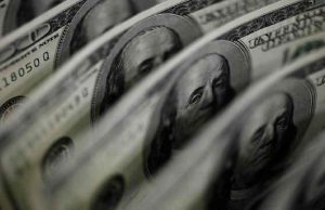 Dollar Heads for Weekly Losing Streak Amid Shutdown Concerns, Yen Falls
