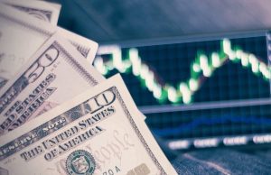 Dollar Holds Firm as Supreme Court Backs Fed’s Cook to Remain in Post