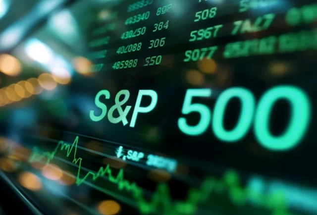 s-p-500-index-showing-computer-screen-with-financial-data-background-905x613