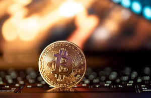 Bitcoin Dips to $121K After Hitting Record Highs