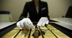 Gold Drops as Fed Rate Cut Hopes Fade, but Week Still Positive