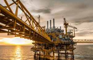 Oil Falls as Russia Resumes Loadings and Markets Assess Sanctions