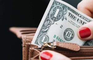 Dollar Pauses as Traders Await Bank of England Decision