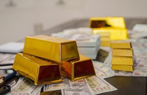 Gold Holds Steady as Weak Dollar Sets Stage for Fed Meeting