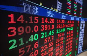 Asian Stocks Inch Higher as Tech Rebounds, Uncertainty Lingers