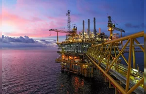 Oil Jumps on Ukraine Strikes, Peace Talks Hit a Wall