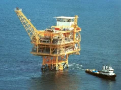 Oil Rebounds on US-Venezuela Tensions, Yet Weekly Slide Persists