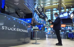 U.S. Stocks Edge Lower as Strong GDP Clouds Fed Rate-Cut Outlook