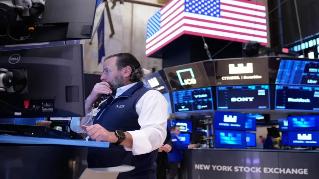 us-stock-market-today-surges-dow-hits-record-nasdaq-gains-on-ai-earnings-tech-rebounds-and-hopes-for-government-shutdown-resolution
