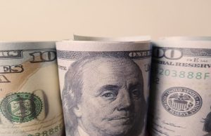 U.S. Dollar Slips Before Key Data as Yen Jumps on Intervention Fears