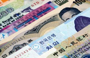 Asia FX Treads Water on Fed Signals as Rupee Crashes to Historic Low