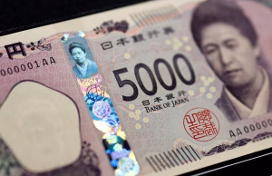 Yen Hits 18-Month Low as Dollar Loses Momentum