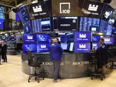 Stocks Fall as Tech Rout Deepens; Gold Pauses After Massive Rally