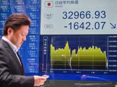 Asian Stocks Slip as Tech Rally Fades After Mixed U.S. Earnings