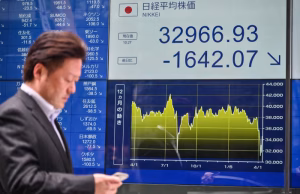 Asian Stocks Slip as Tech Rally Fades After Mixed U.S. Earnings