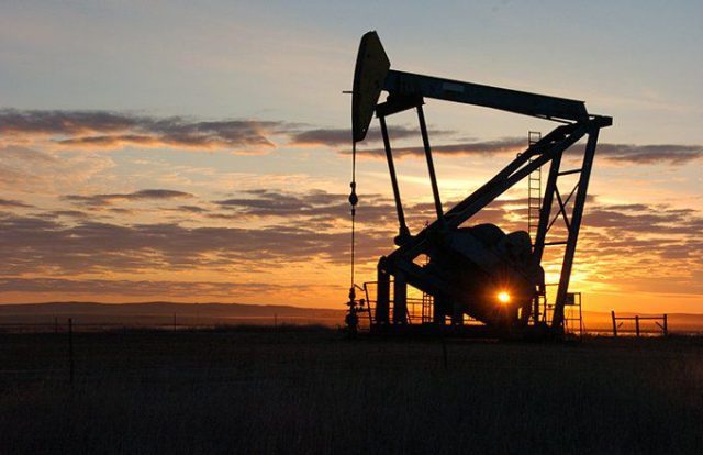 investing_in_crude_oil_futures_the_risks_and_rewards-5bfc372a46e0fb00517ecd56