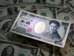 Yen Holds Election Boost as Dollar Slides Ahead of Key Data