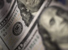 Dollar Rises While Euro Slides as Energy Costs Spike