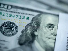 Dollar Rises as Iran War Forces Central Banks to Stay on Hold
