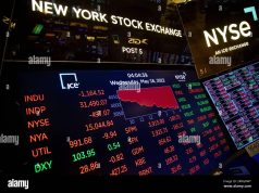 Nasdaq Turns Lower as Chip Stocks Fall, While Oil Slide Limits Losses