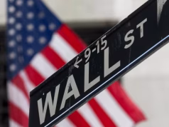 Nasdaq Trims Losses as Dow Surges on Falling Oil and Strong Earnings
