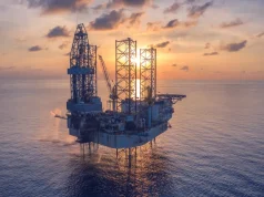 Oil Falls From One-Month High as U.S.-Iran Tensions Support Weekly Rally